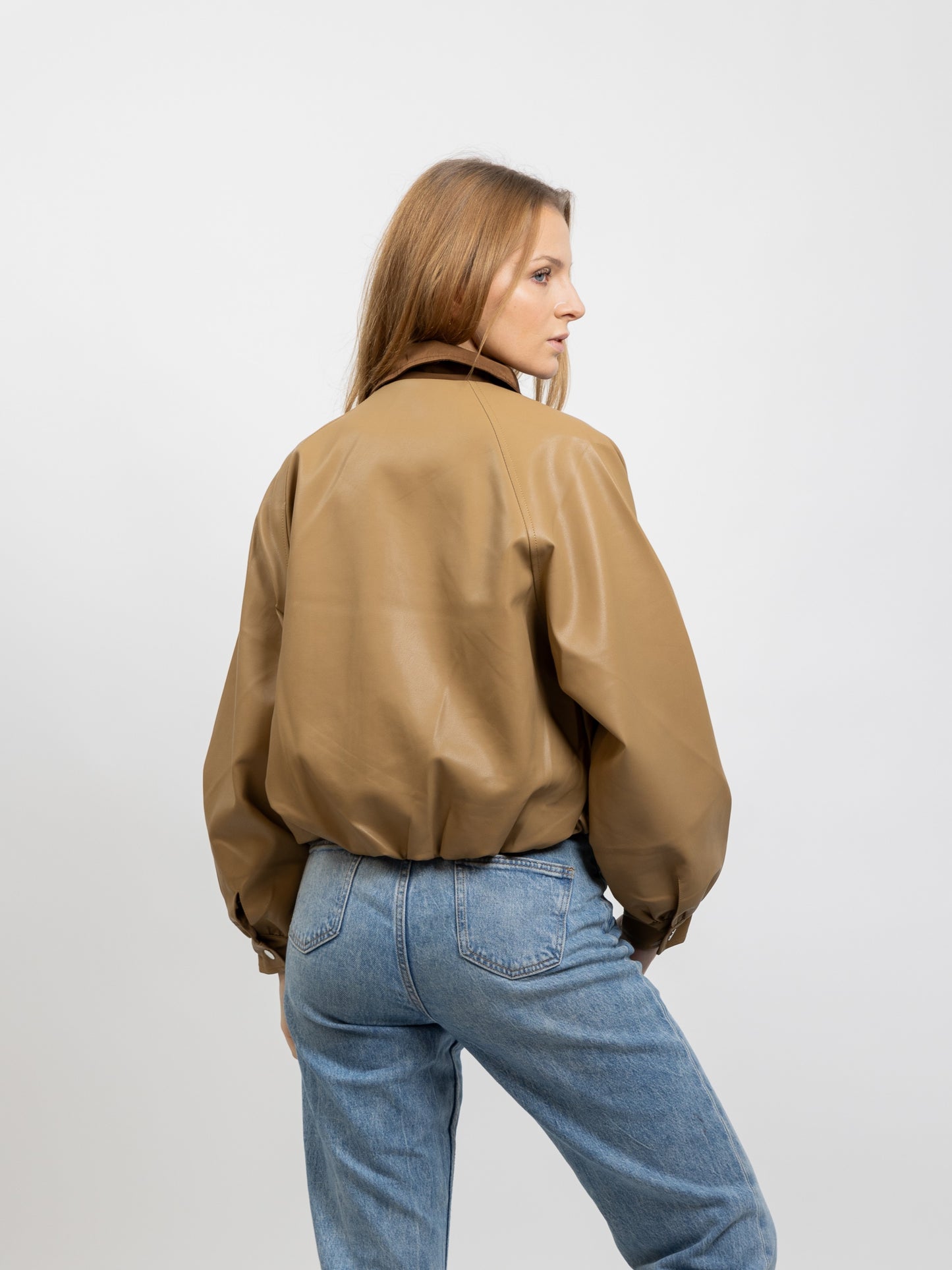 VESTE EN SIMILICUIR À COL CONTRASTÉ