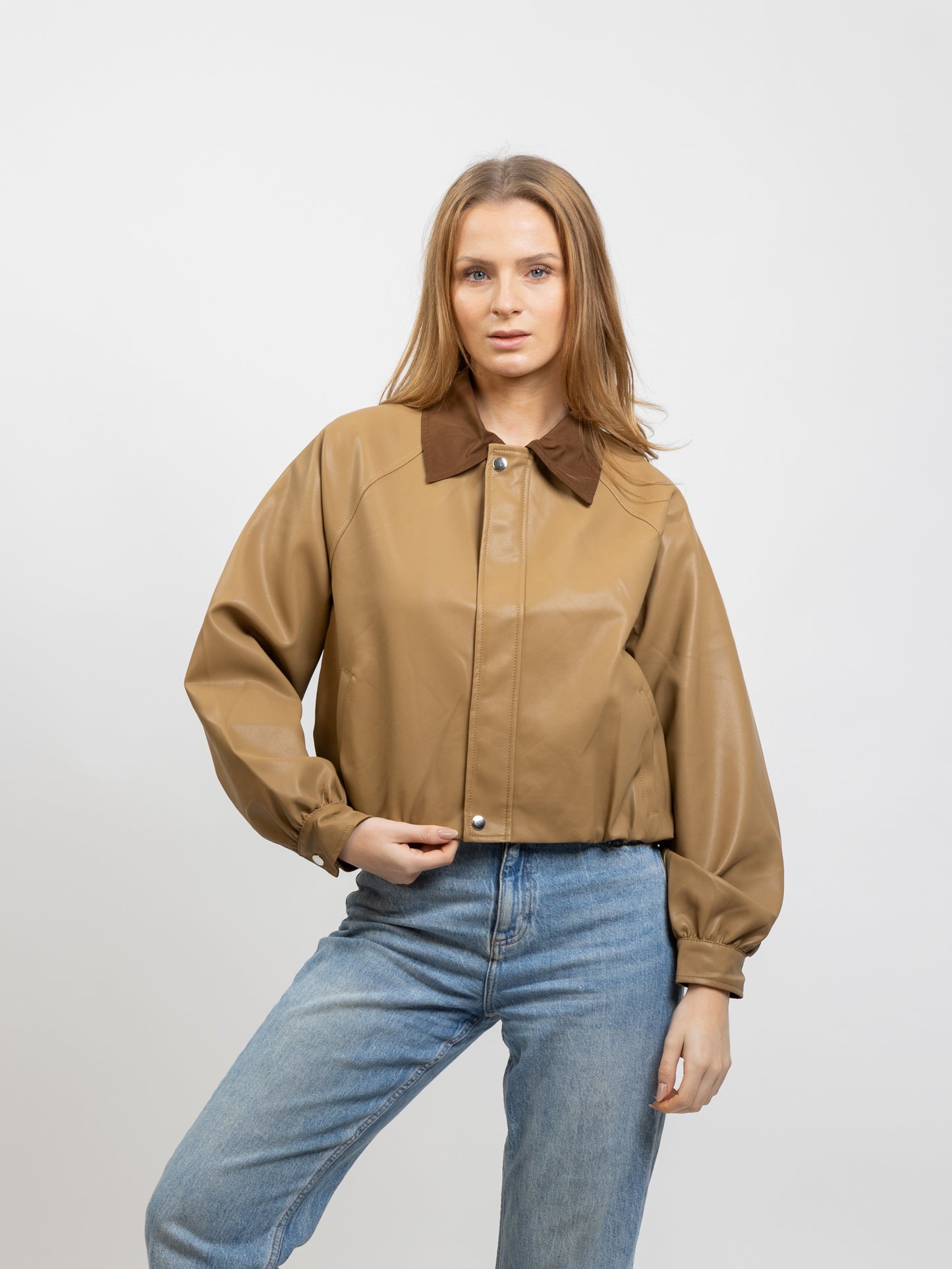 VESTE EN SIMILICUIR À COL CONTRASTÉ