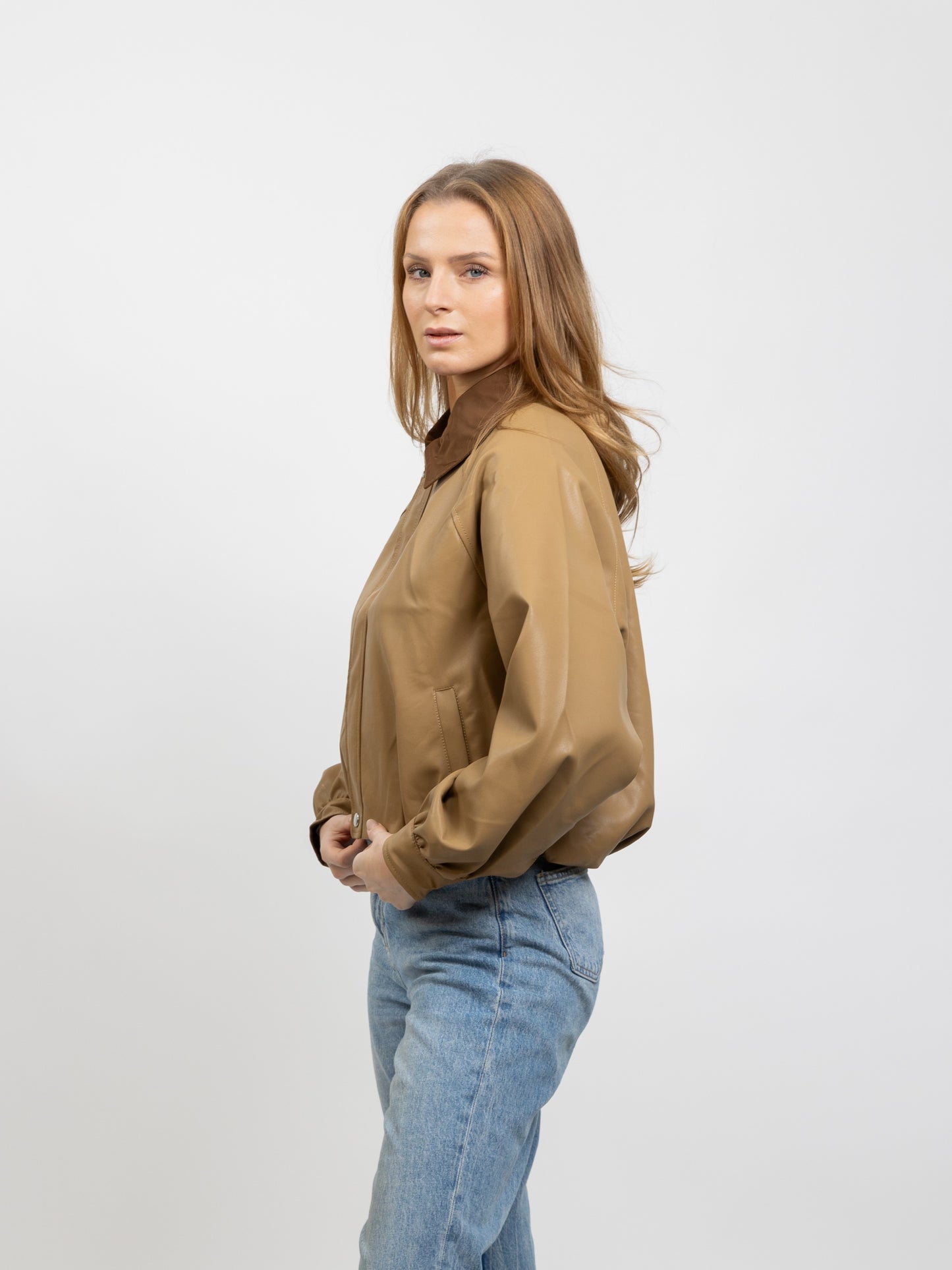 VESTE EN SIMILICUIR À COL CONTRASTÉ