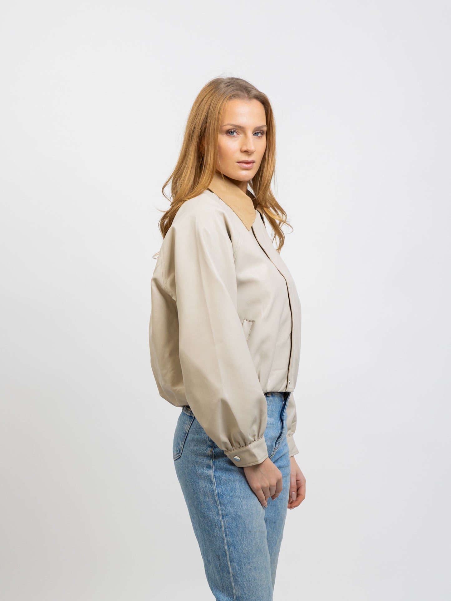 VESTE EN SIMILICUIR À COL CONTRASTÉ