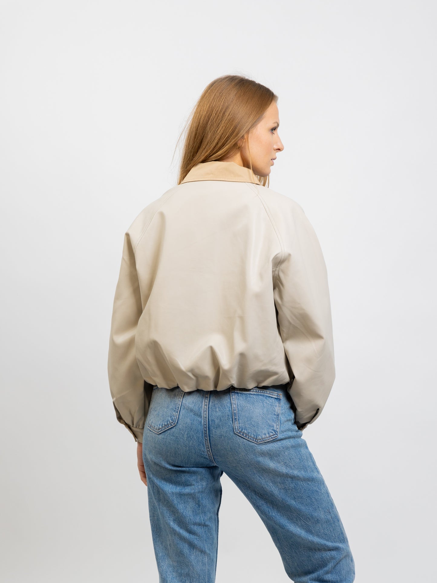 VESTE EN SIMILICUIR À COL CONTRASTÉ