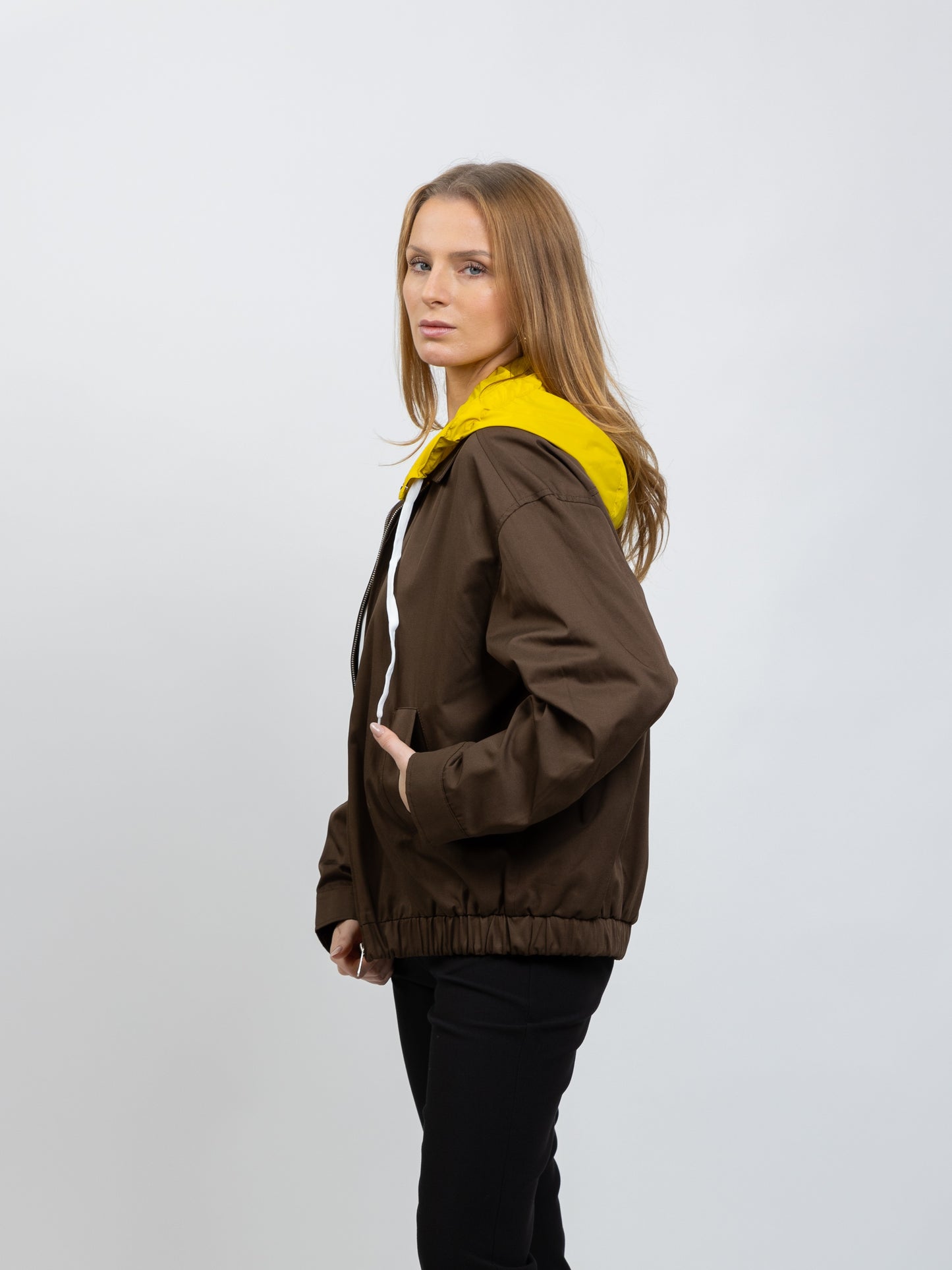 BLOUSON À CAPUCHE AMOVIBLE CONTRASTÉE