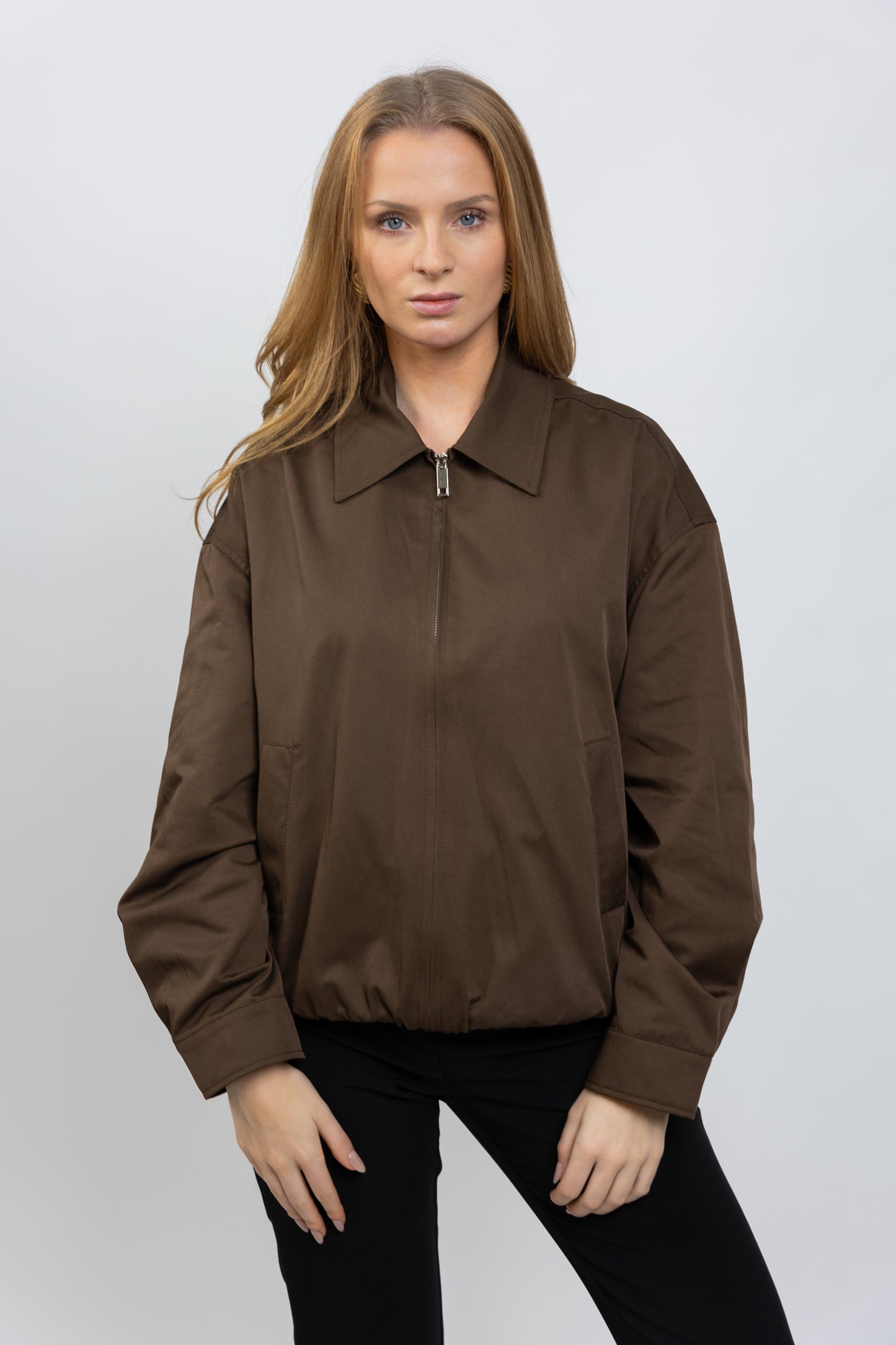 BLOUSON À CAPUCHE AMOVIBLE CONTRASTÉE