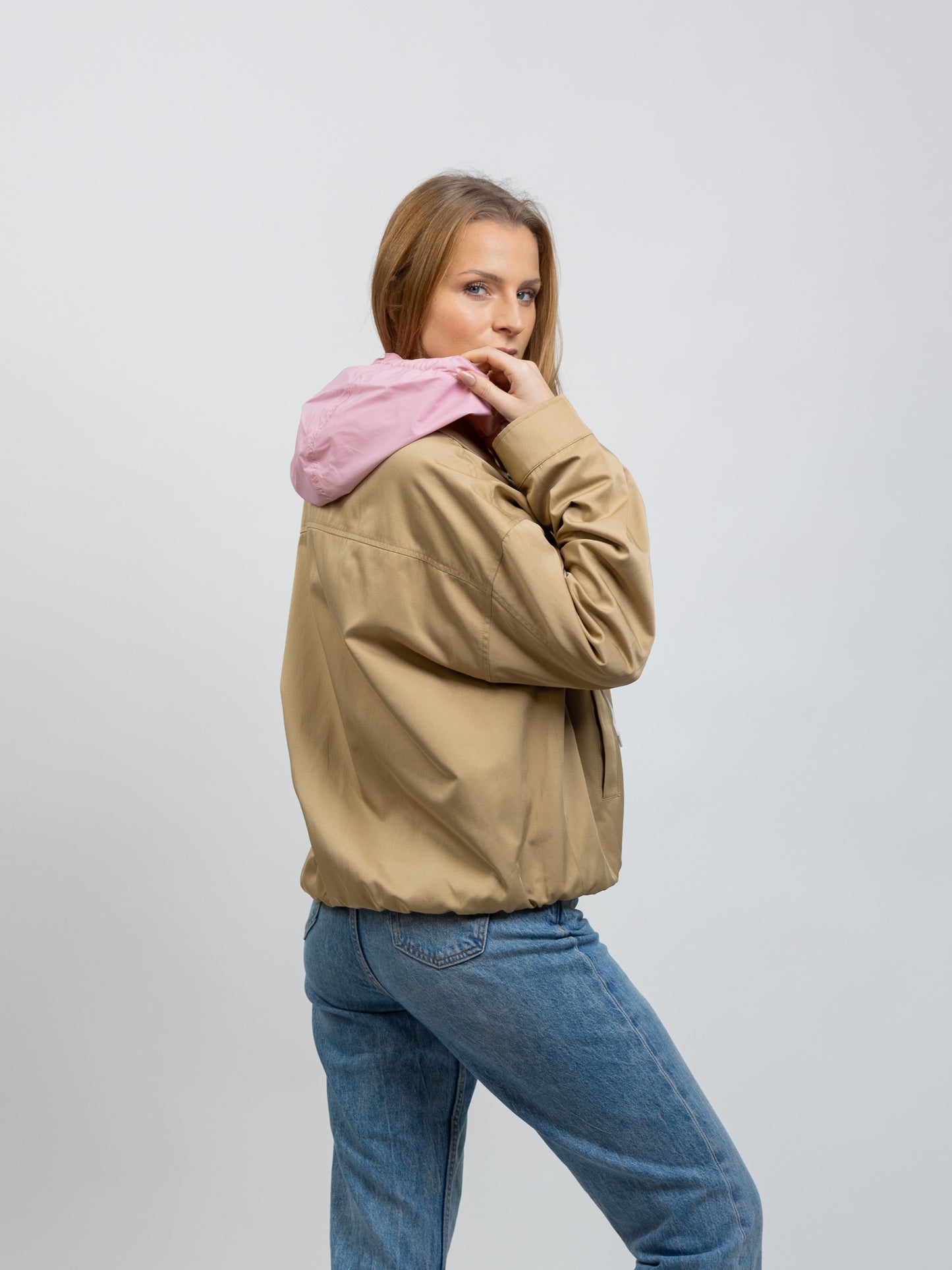 BLOUSON À CAPUCHE AMOVIBLE CONTRASTÉE