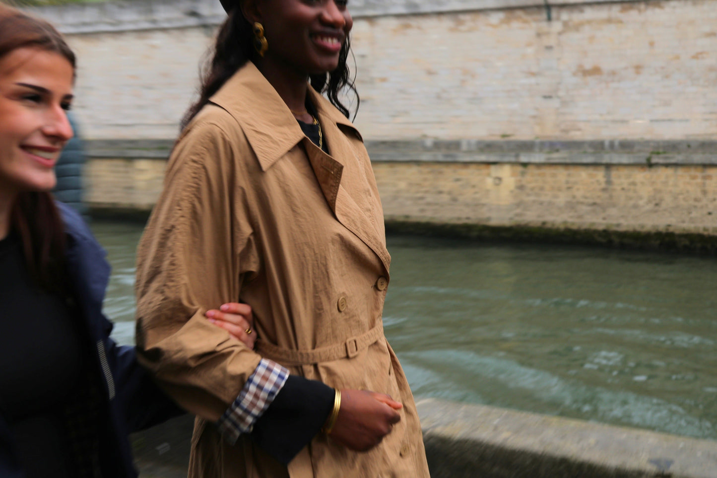 TRENCH LONG À CEINTURE ET DOUBLURE CARREAUX