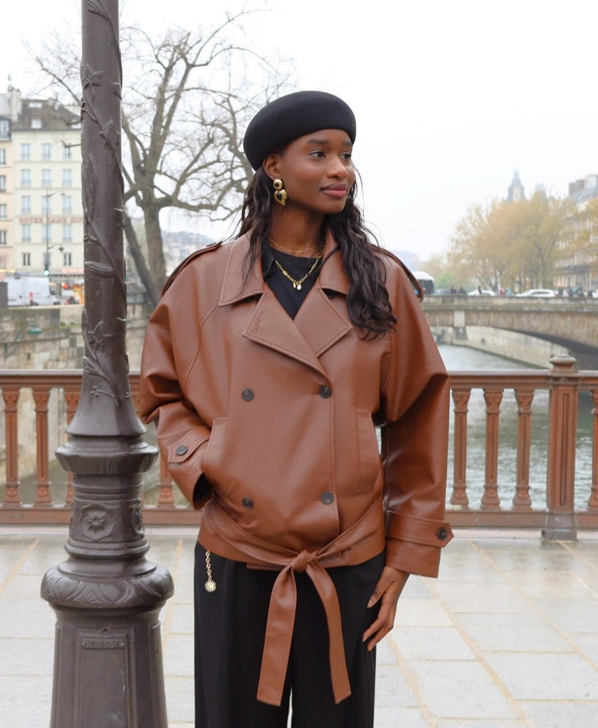 VESTE EN SIMILICUIR À CEINTURE