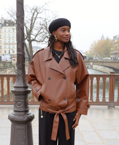 VESTE EN SIMILICUIR À CEINTURE