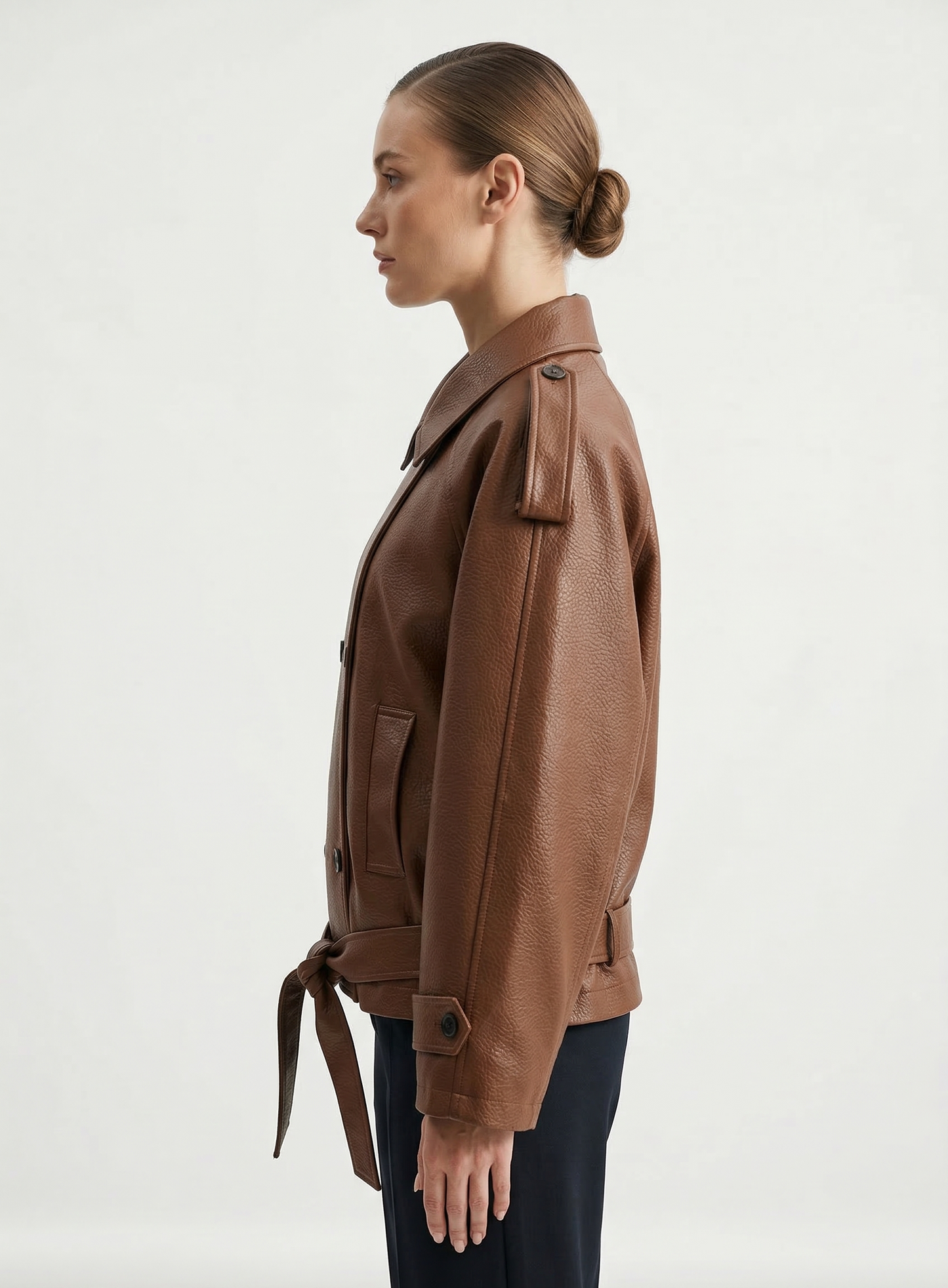 VESTE EN SIMILICUIR À CEINTURE