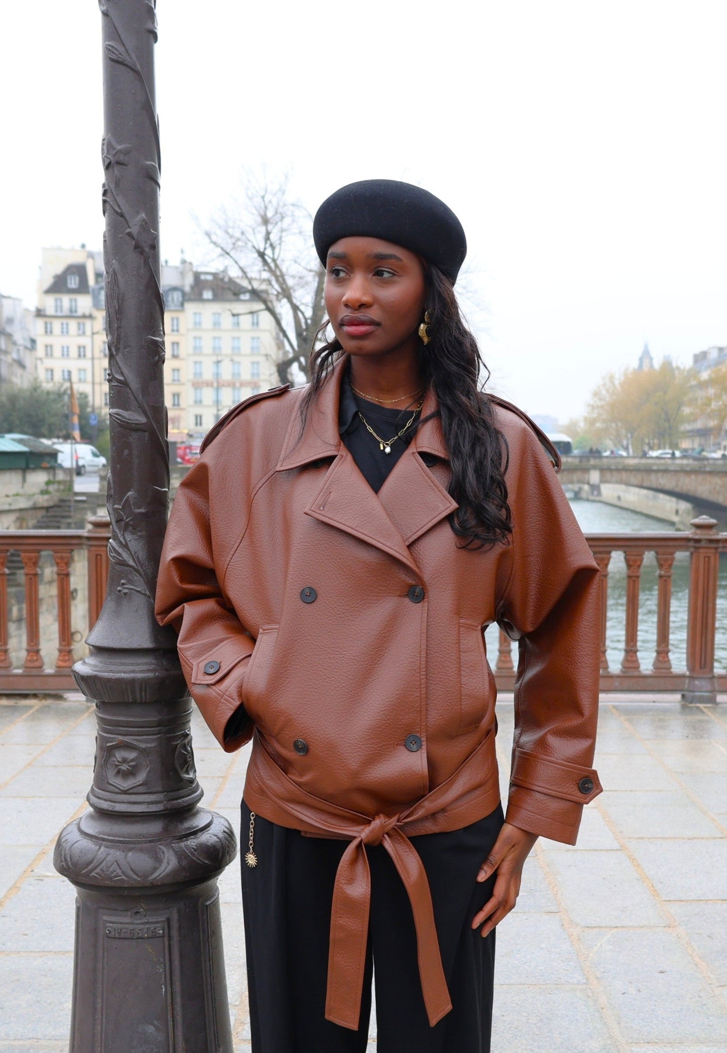 VESTE EN SIMILICUIR À CEINTURE