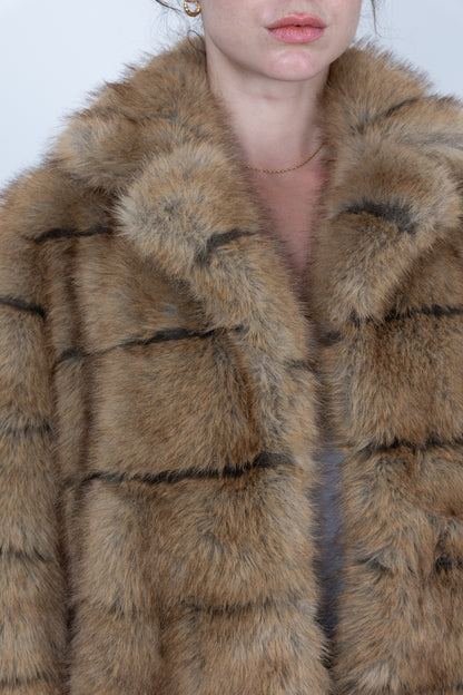 MANTEAU EN FAUSSE FOURRURE À RAYURES