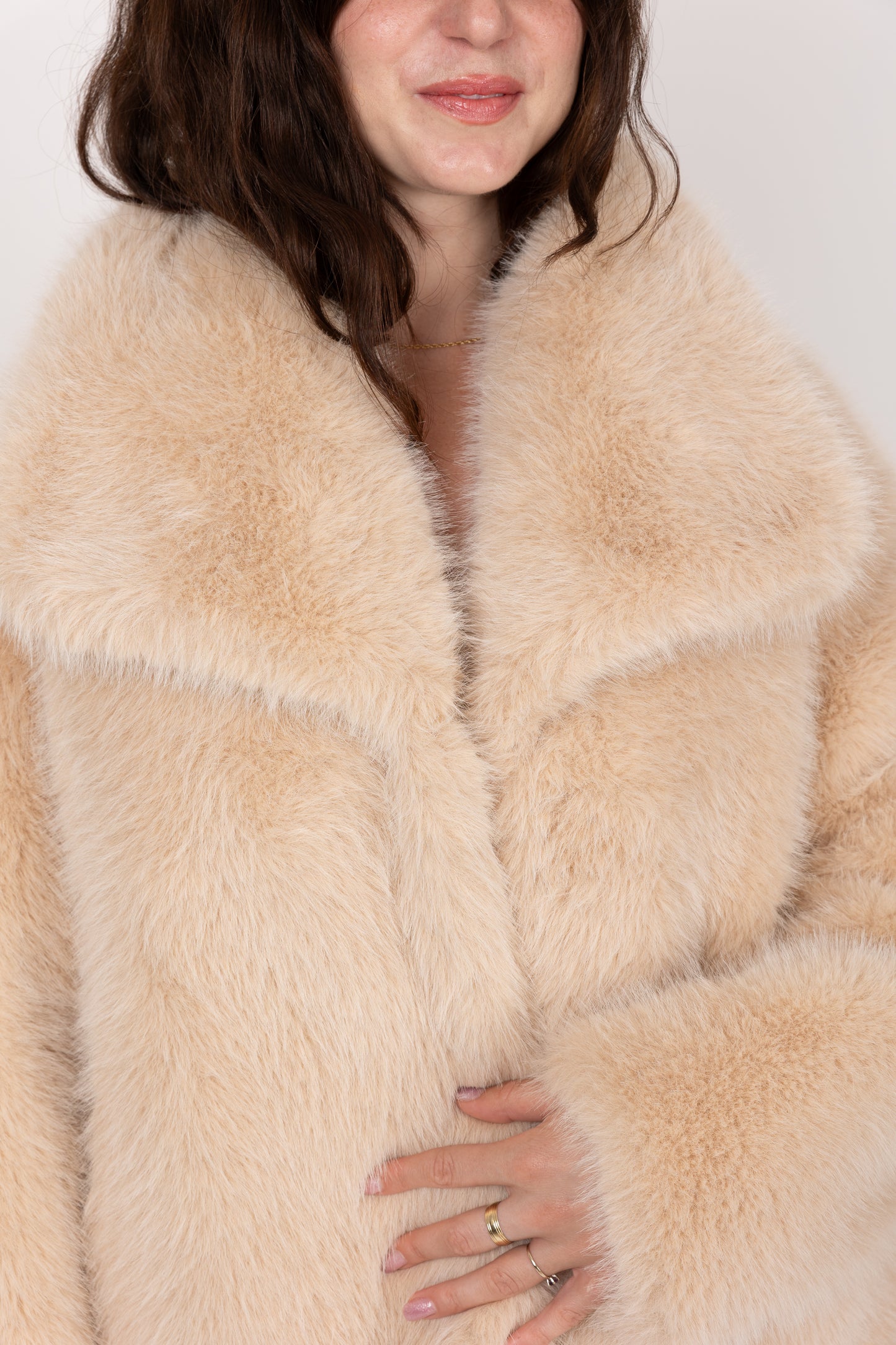 MANTEAU COURT EN FAUSSE FOURRURE