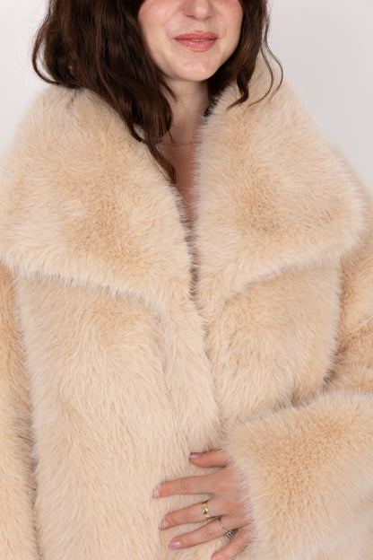 MANTEAU COURT EN FAUSSE FOURRURE