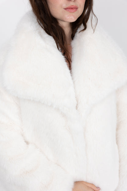 MANTEAU COURT EN FAUSSE FOURRURE