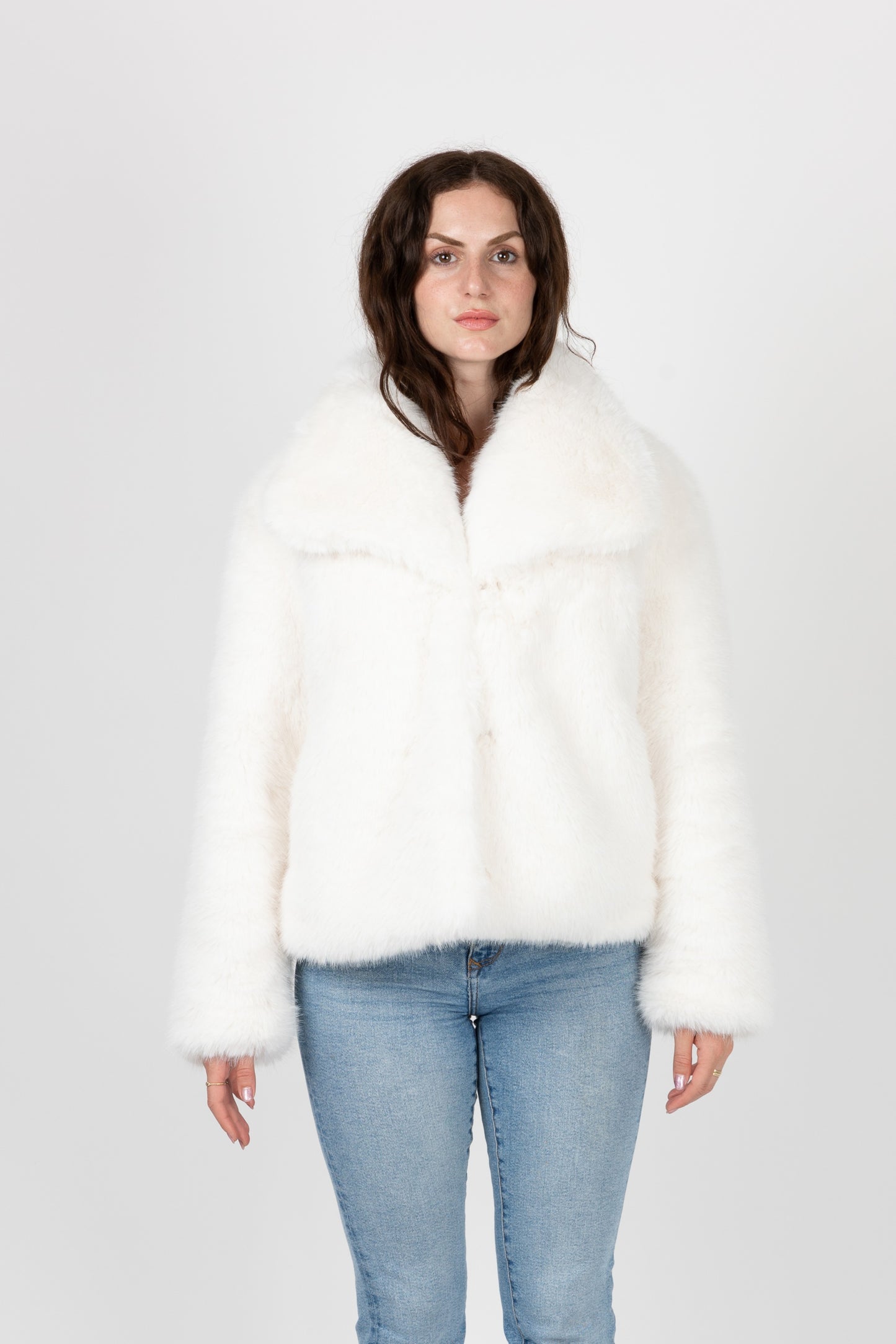 MANTEAU COURT EN FAUSSE FOURRURE
