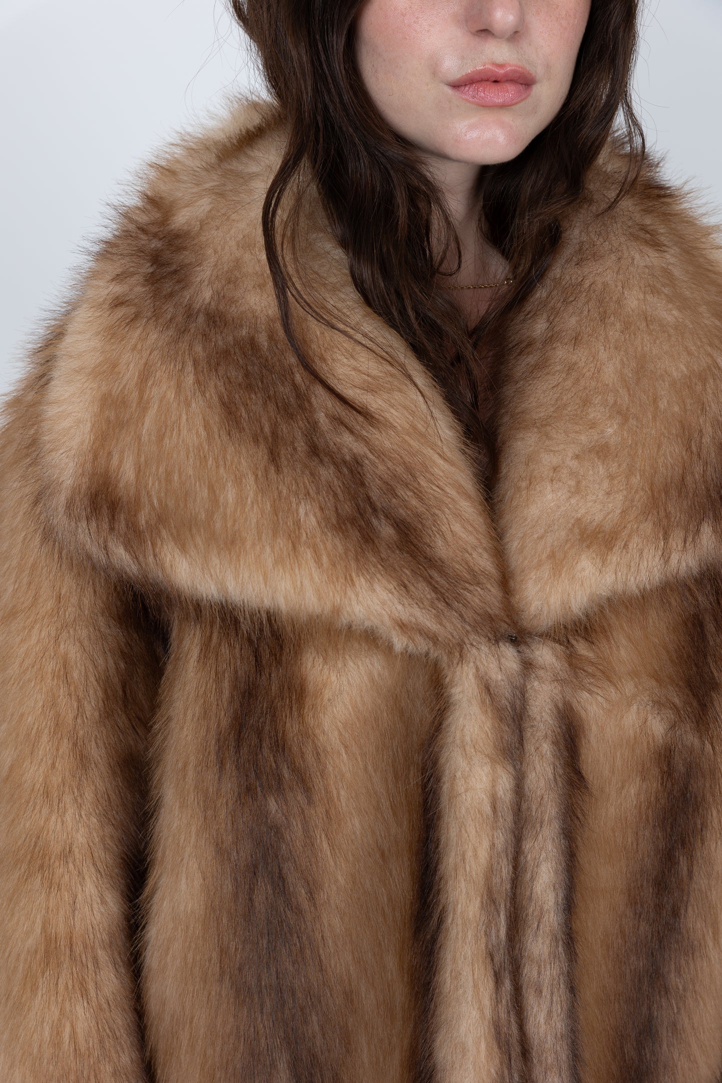 MANTEAU EN FAUSSE FOURRURE