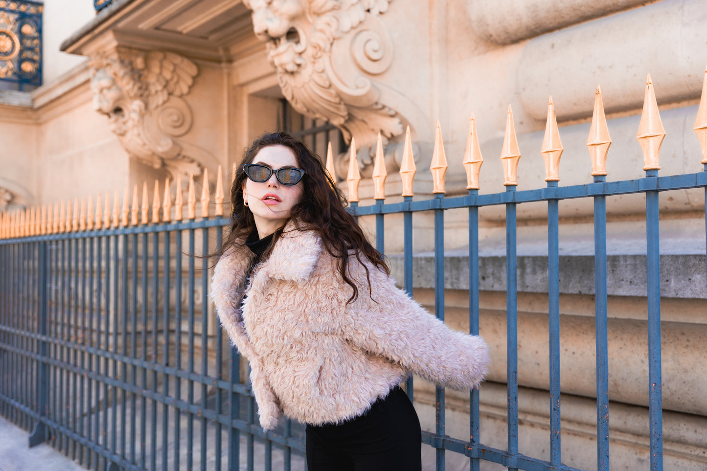 MANTEAU COURT EN FAUSSE FOURRURE MOUTON