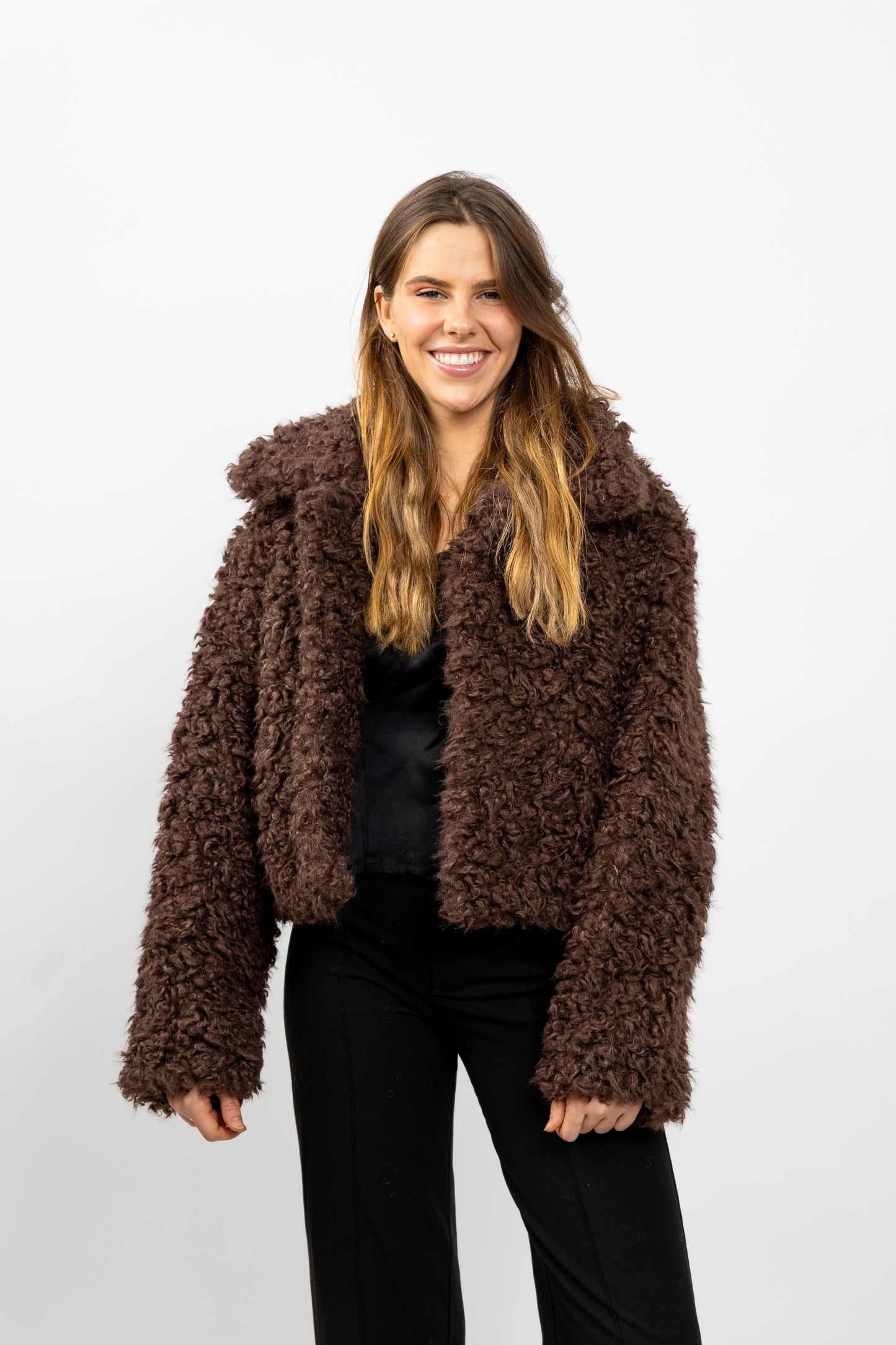 MANTEAU COURT EN FAUSSE FOURRURE MOUTON