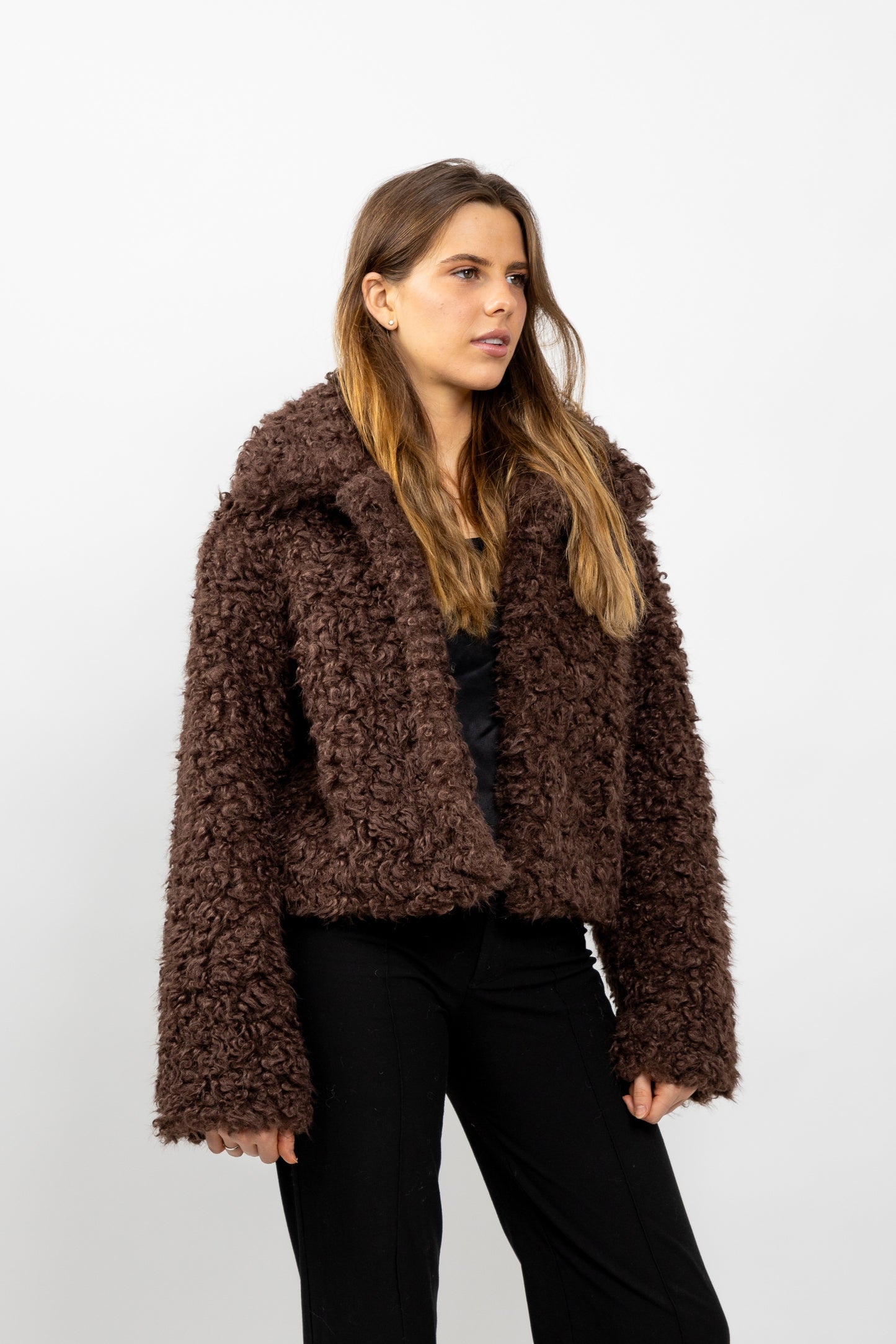 MANTEAU COURT EN FAUSSE FOURRURE MOUTON