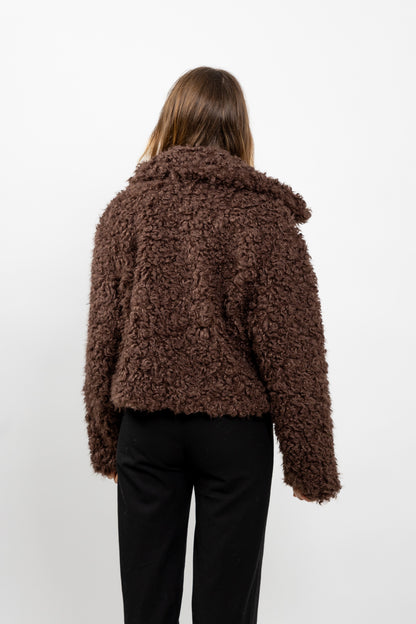 MANTEAU COURT EN FAUSSE FOURRURE MOUTON