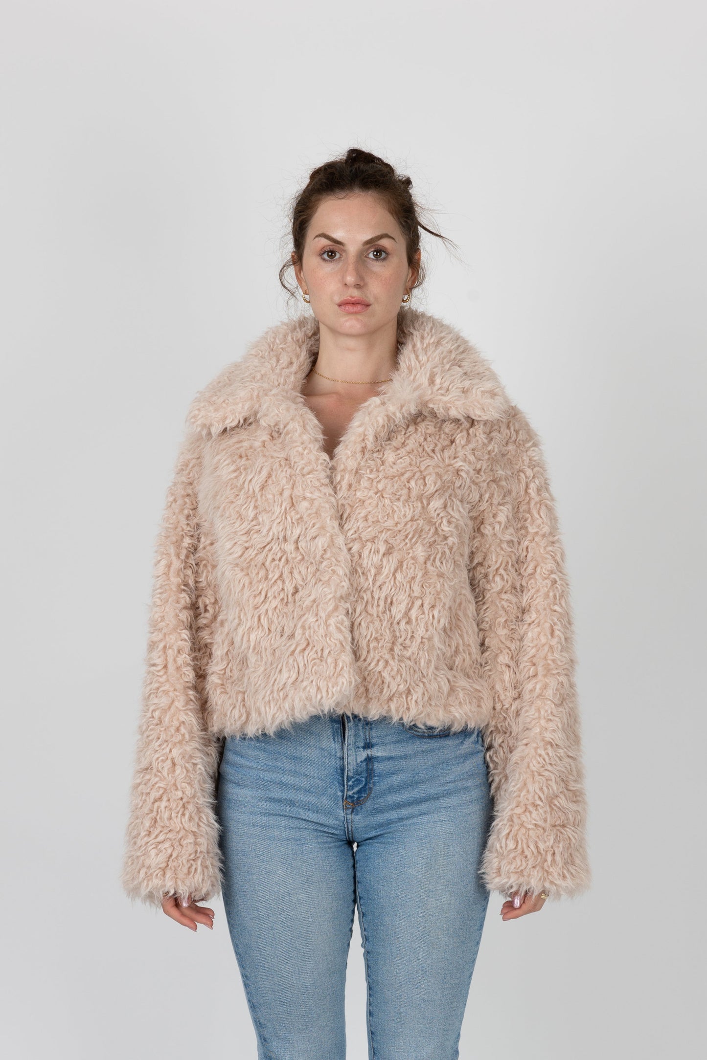 MANTEAU COURT EN FAUSSE FOURRURE MOUTON