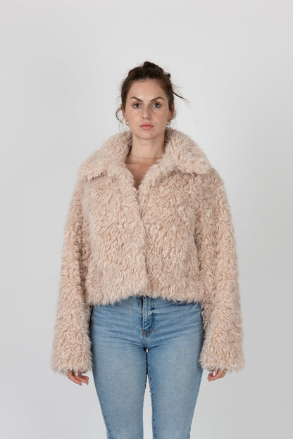 MANTEAU COURT EN FAUSSE FOURRURE MOUTON