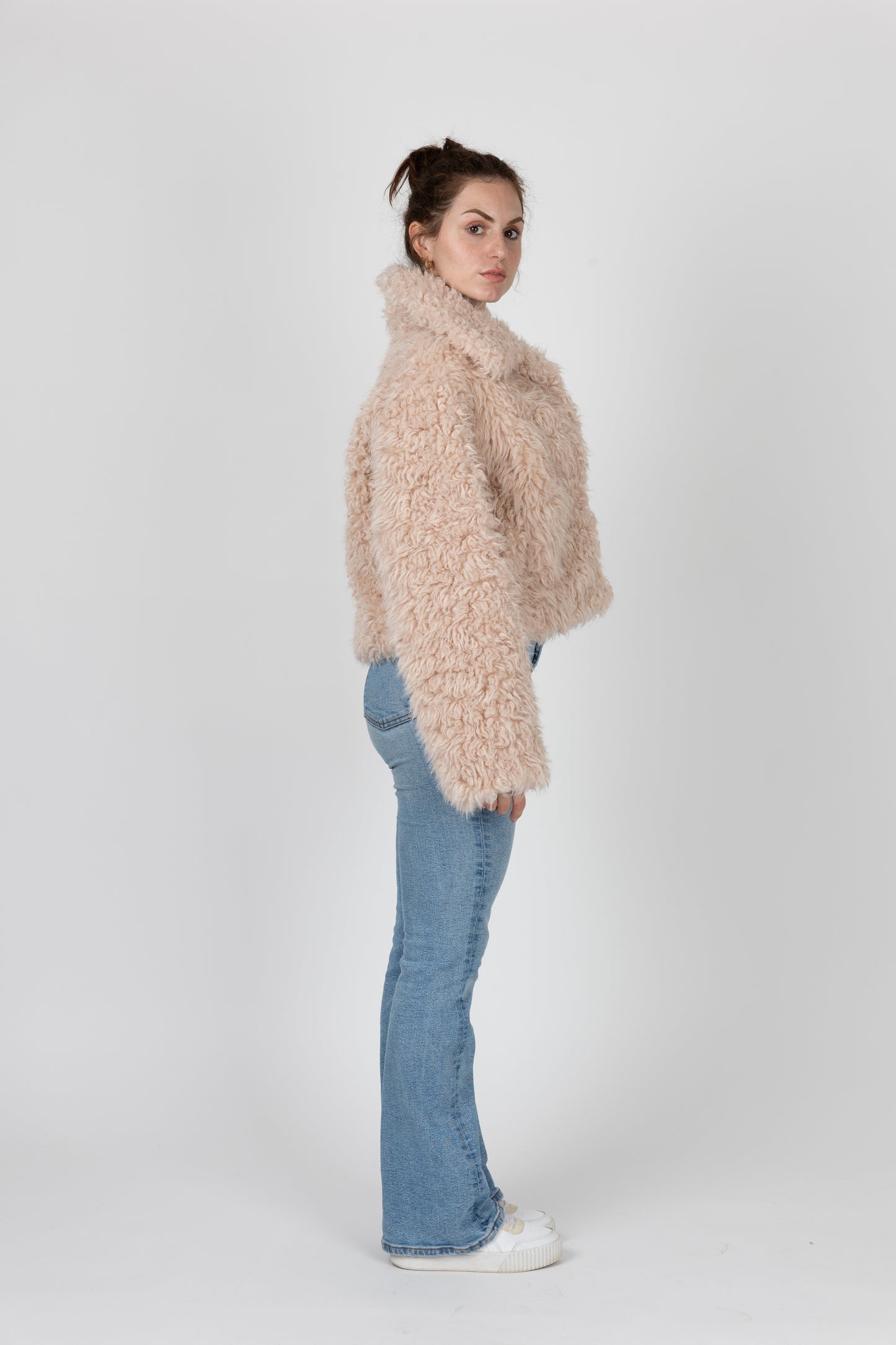 MANTEAU COURT EN FAUSSE FOURRURE MOUTON