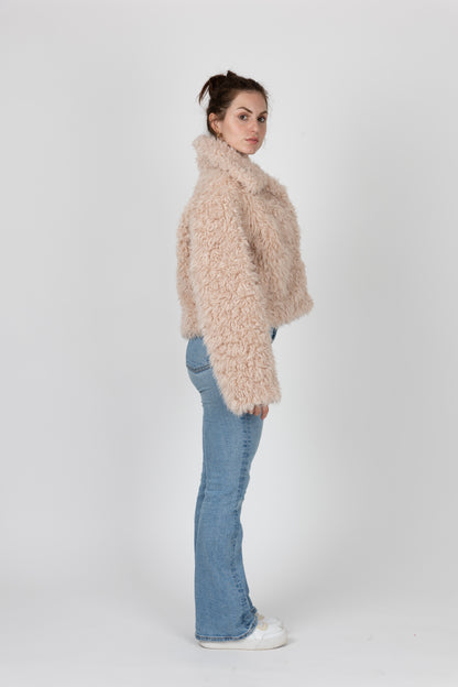 MANTEAU COURT EN FAUSSE FOURRURE MOUTON