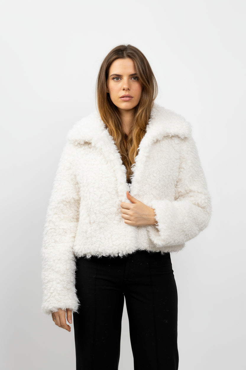 MANTEAU COURT EN FAUSSE FOURRURE MOUTON