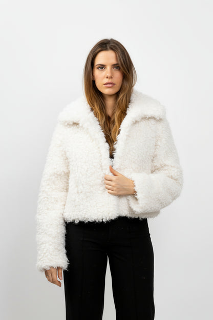 MANTEAU COURT EN FAUSSE FOURRURE MOUTON