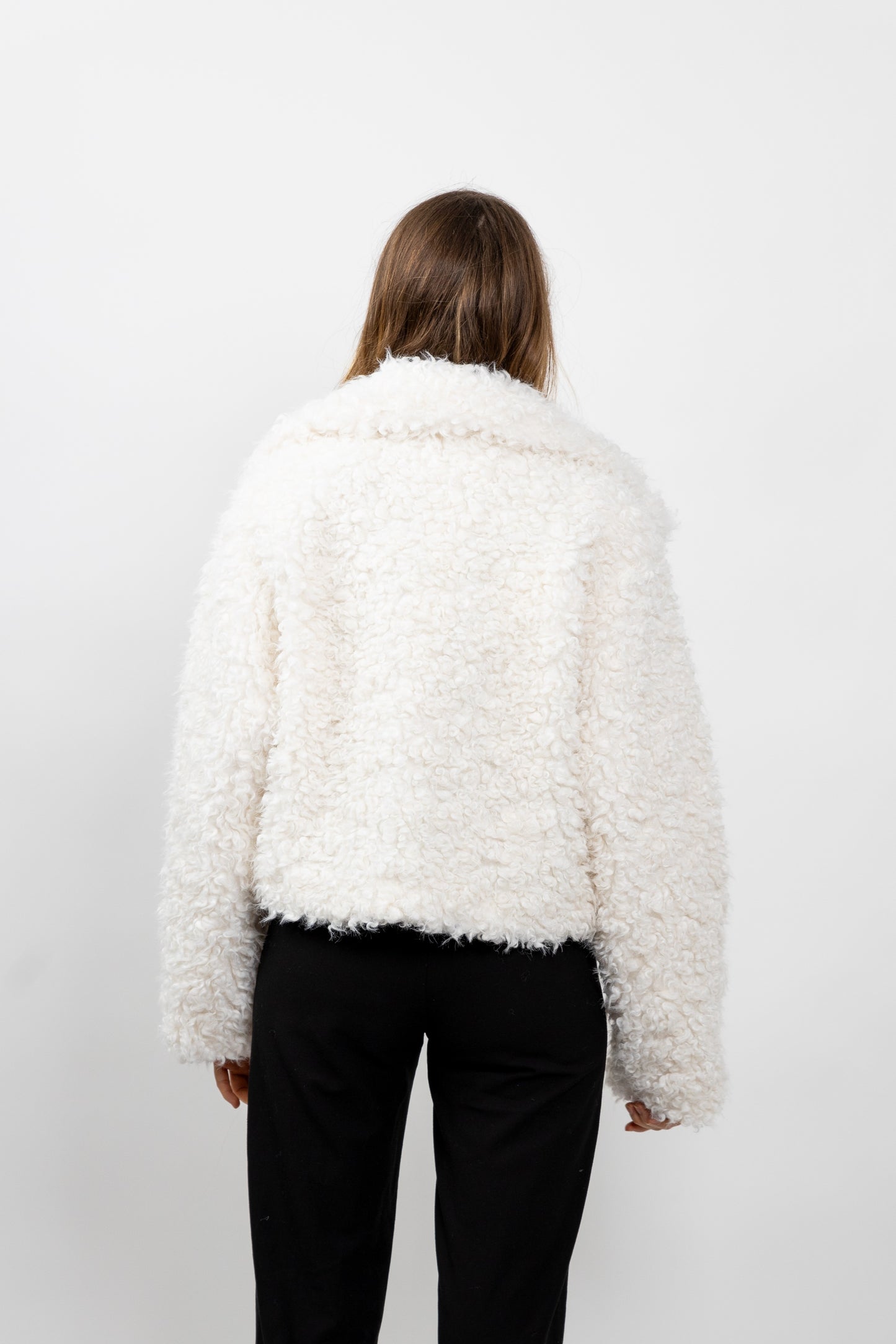 MANTEAU COURT EN FAUSSE FOURRURE MOUTON