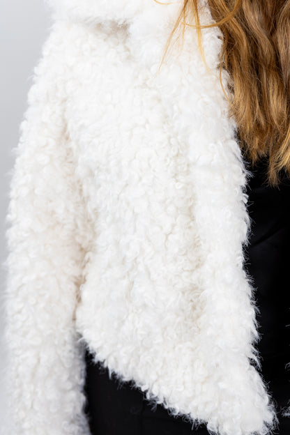 MANTEAU COURT EN FAUSSE FOURRURE MOUTON