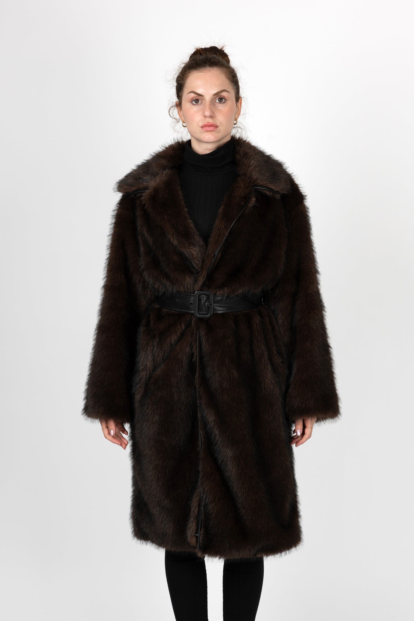 MANTEAU EN FAUSSE FOURRURE AVEC CEINTURE SIMILICUIR