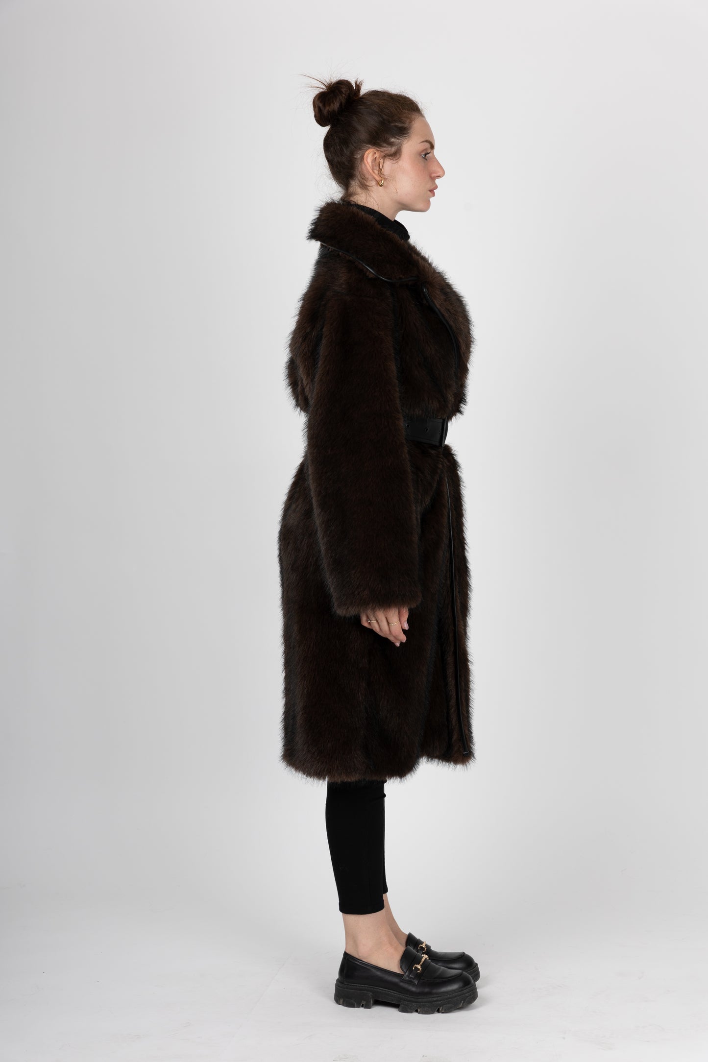 MANTEAU EN FAUSSE FOURRURE AVEC CEINTURE SIMILICUIR