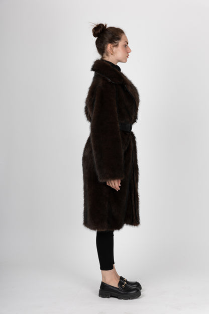 MANTEAU EN FAUSSE FOURRURE AVEC CEINTURE SIMILICUIR