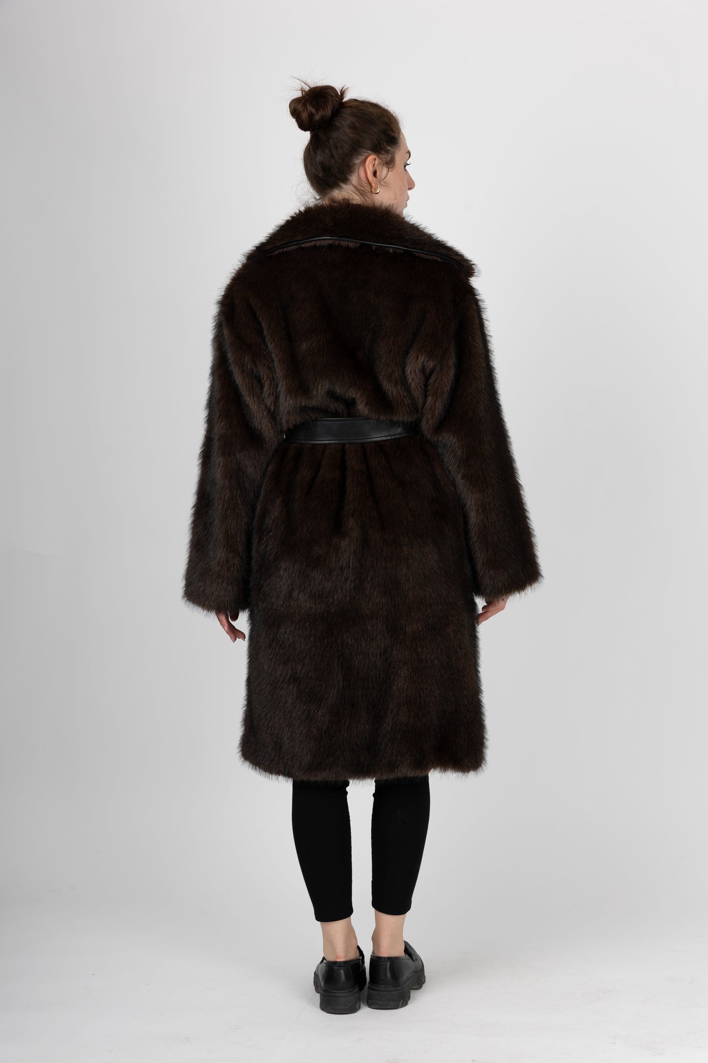 MANTEAU EN FAUSSE FOURRURE AVEC CEINTURE SIMILICUIR