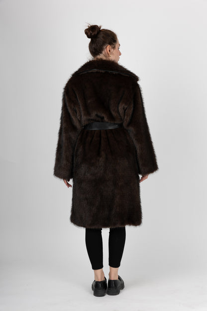 MANTEAU EN FAUSSE FOURRURE AVEC CEINTURE SIMILICUIR
