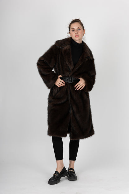 MANTEAU EN FAUSSE FOURRURE AVEC CEINTURE SIMILICUIR
