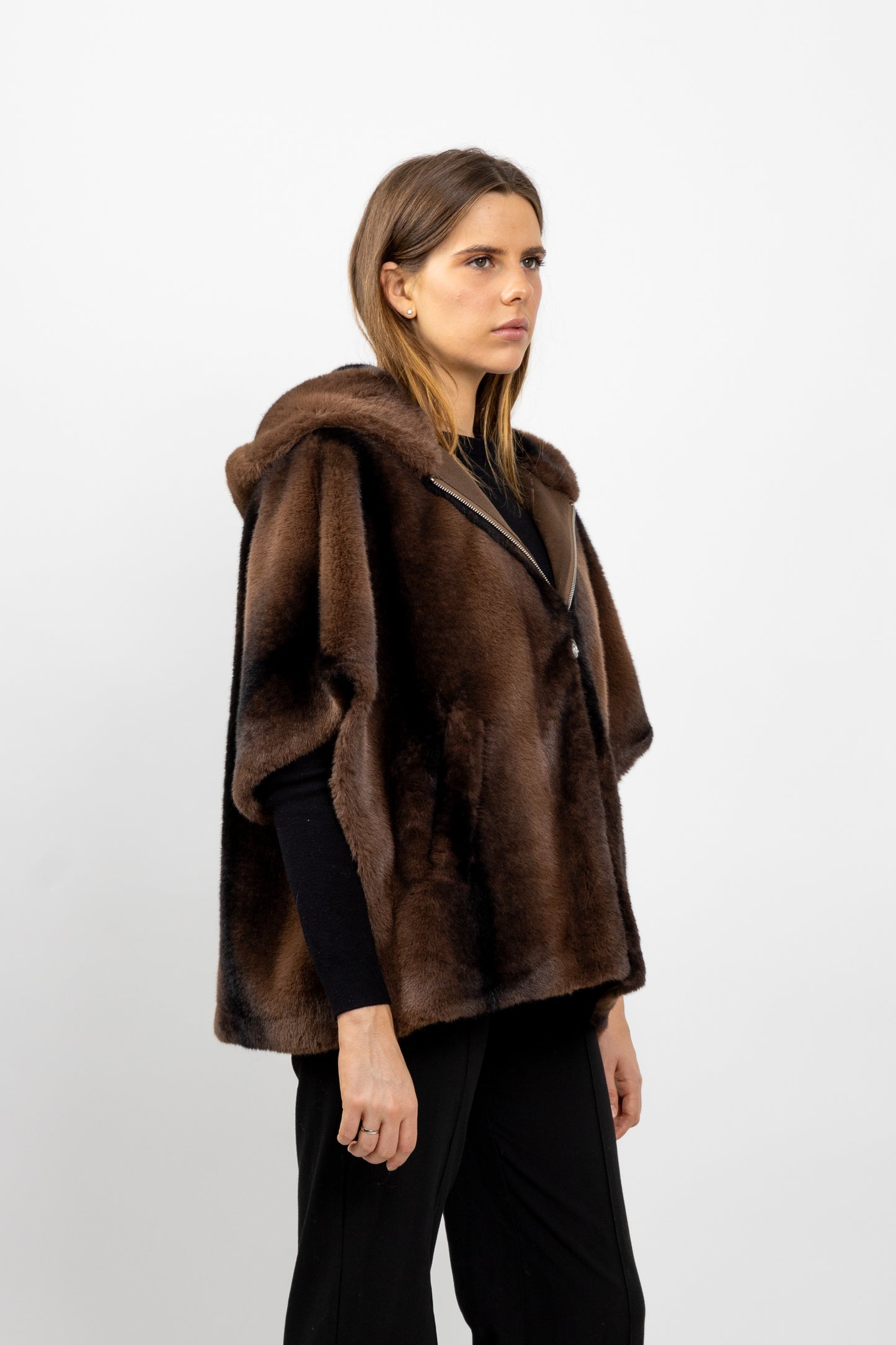 CAPE AVEC CAPUCHE EN FAUSSE FOURRURE