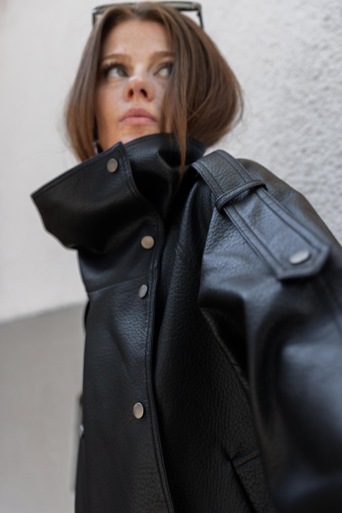 BLOUSON EN SIMILICUIR AVEC COL MONTANT - K-ZELL PARIS