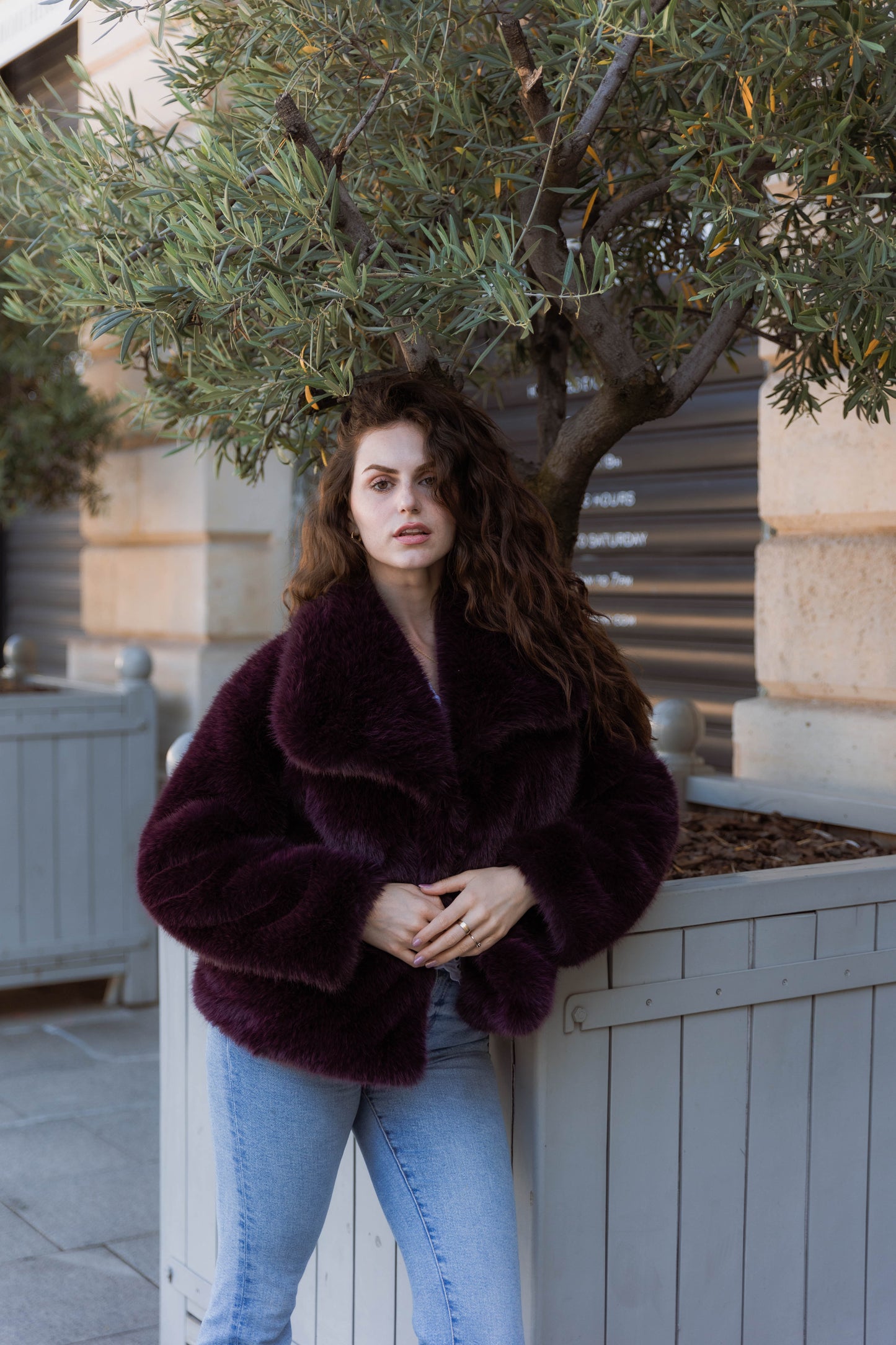 MANTEAU COURT EN FAUSSE FOURRURE